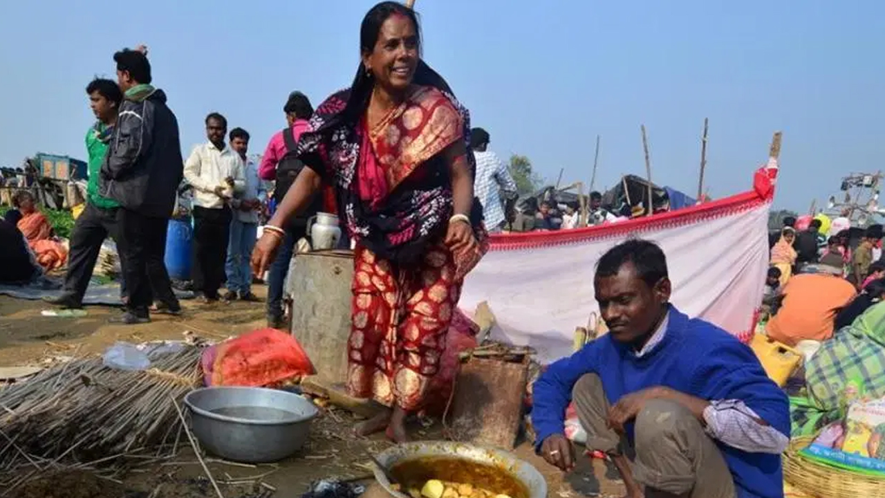 কাঁকড়া-আলুরদমের মেলা দিয়ে যায় সম্প্রীতির শুভবার্তা