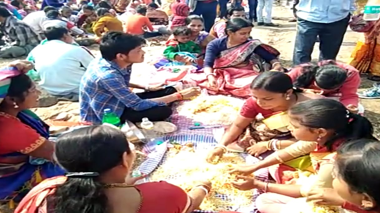 বাঁকুড়ায় দুশো বছরের পুরানো মুড়ি মেলা