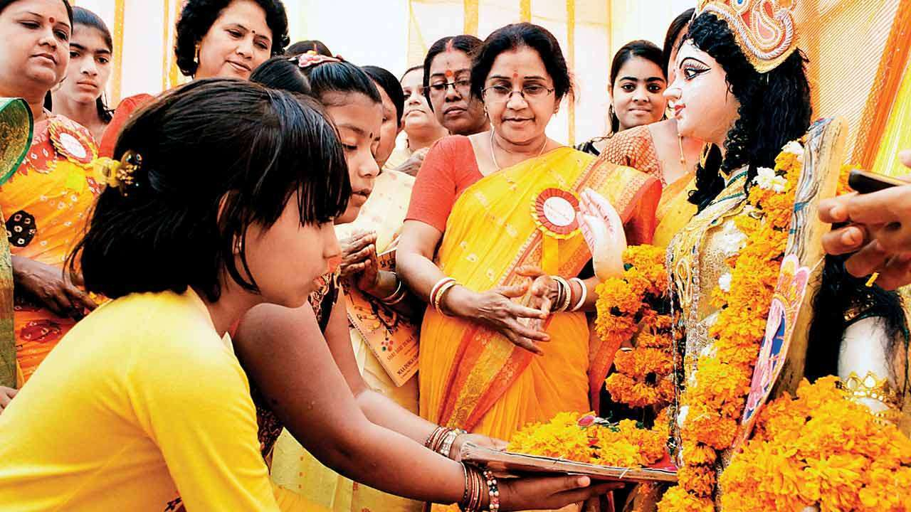 সরস্বতী পুজো মানেই হলুদ পোশাক, কেন জানেন?