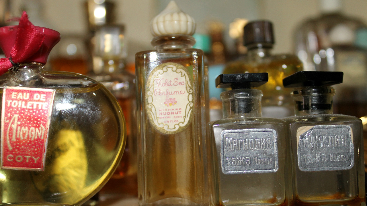 পারফিউমের যুগেও আতরের সৌরভে মোহিত বাঙালি