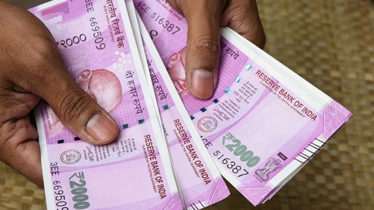 বাতিলের মুখে ২০০০ টাকার নোট? গুজব না সত্যি?