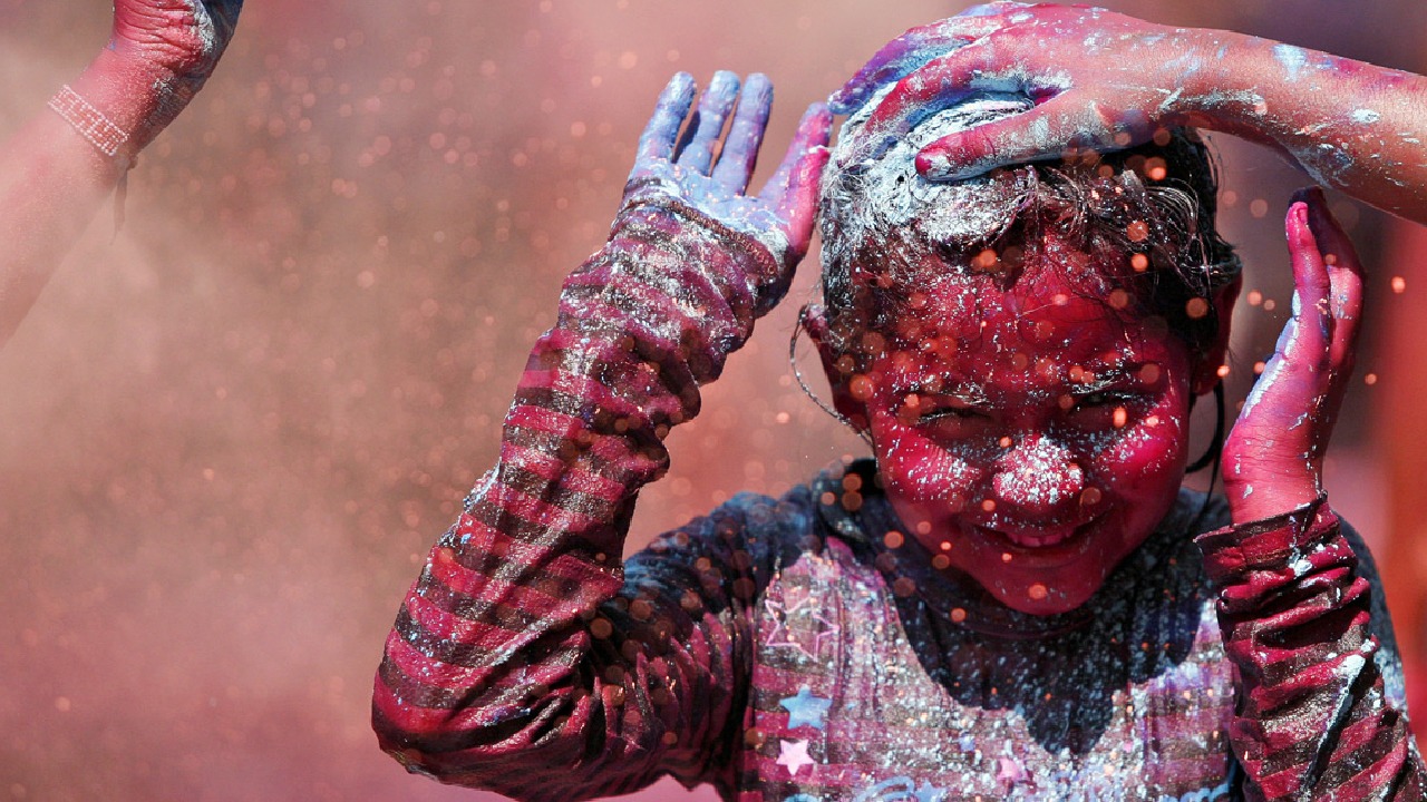 রঙ খেলার পর তুলবেন কি করে?