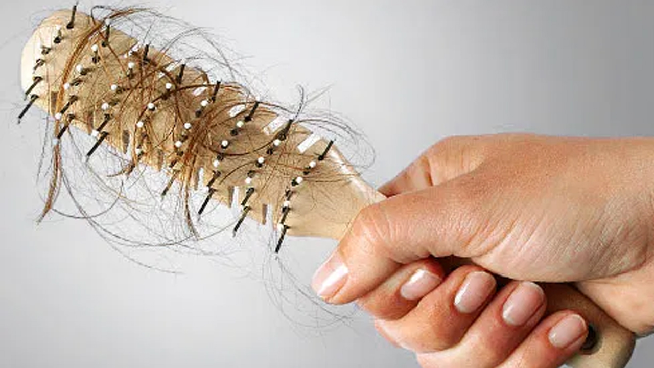 এই ৫ উপায়ে বন্ধ করুন চুল পড়া