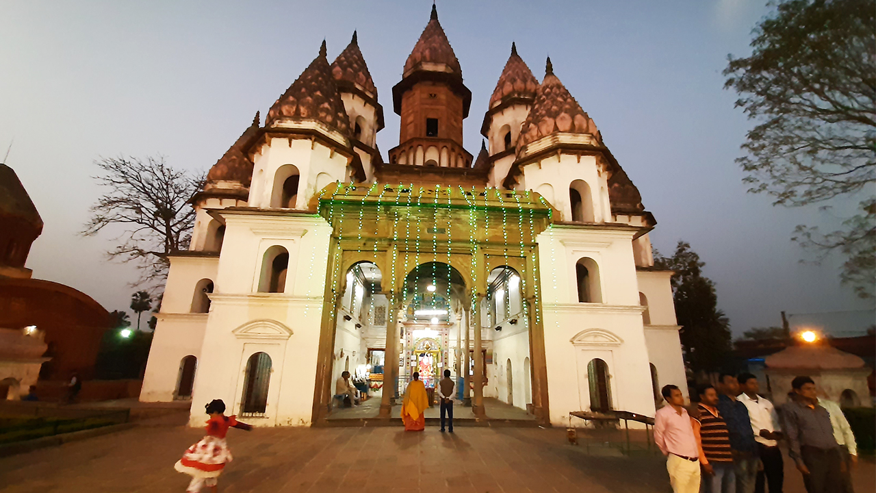 এই উইকেন্ডে ঘুরে আসুন হংসেশ্বরী মন্দির থেকে