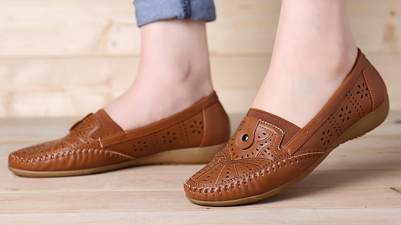 জুতোর হিলে লুকিয়ে বিপদ, গোড়ালি বাঁচাতে পরুন ‘ফ্ল্যাটস’