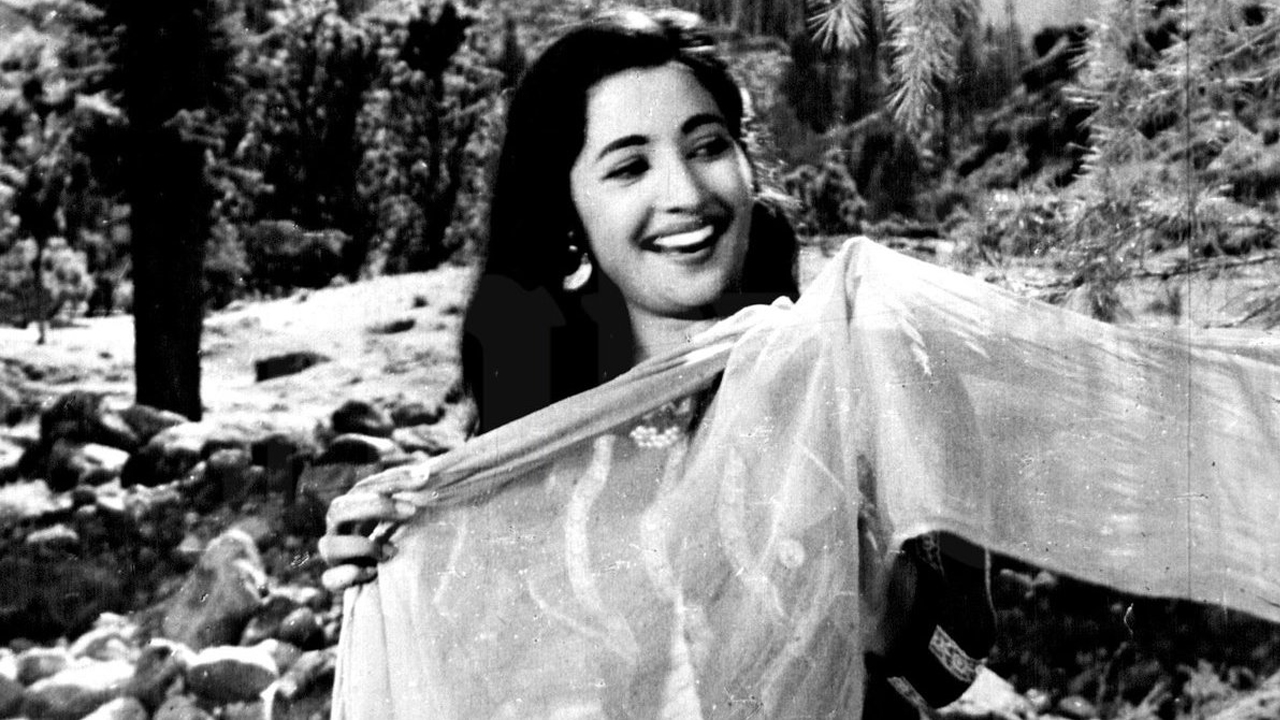 মিসেস সেনের জাদু আজও মুগ্ধ করে বাঙালিকে