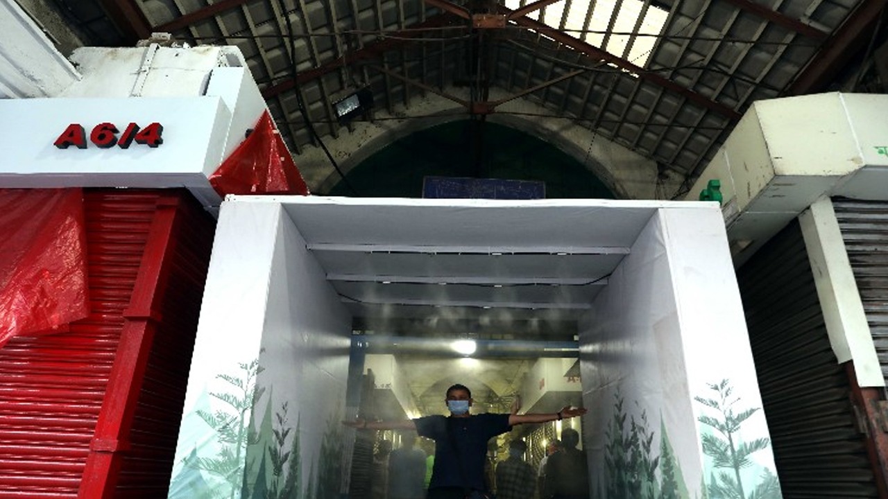 কলকাতার নিউমার্কেটে অভিনব করোনা রোধক দরজা বসাল পুরসভা