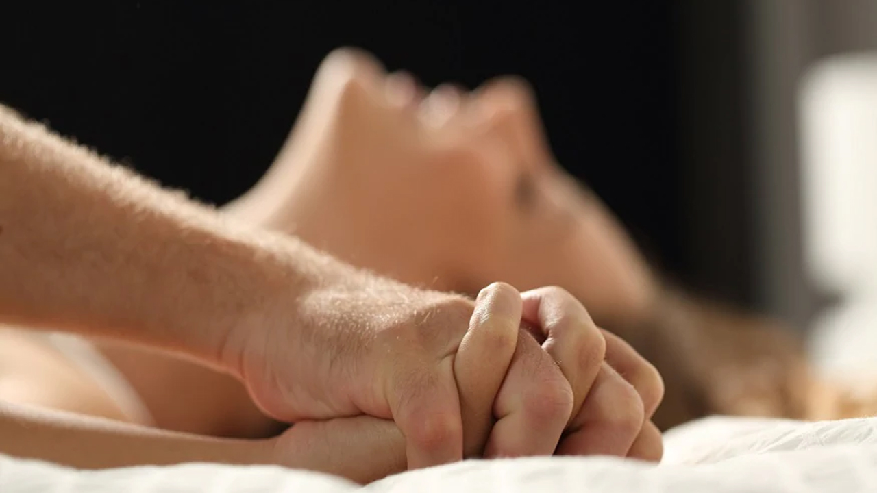 বিছানায় সুখ চাইলে এই ১০ ভুল কখনো নয়