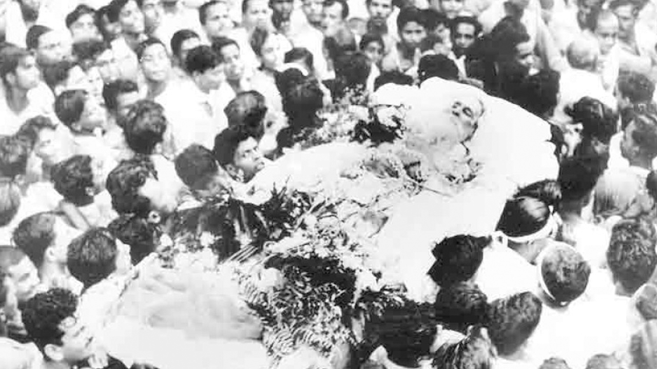 রবীন্দ্রনাথের শেষযাত্রা কলঙ্কিত করেছিল বাঙালি ﻿