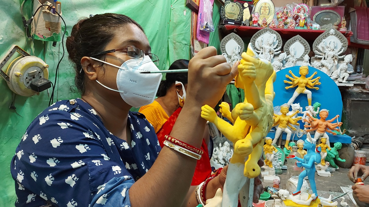 করোনা কালে কুমোর পাড়ার হাল ধরেছেন দশভূজারা ﻿