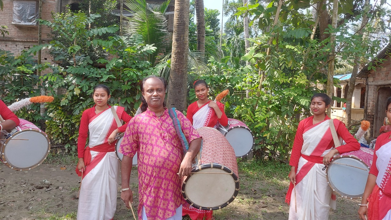 নেই বুকিং, করোনা আবহে চরম দুশ্চিন্তায় ঢাকিরা