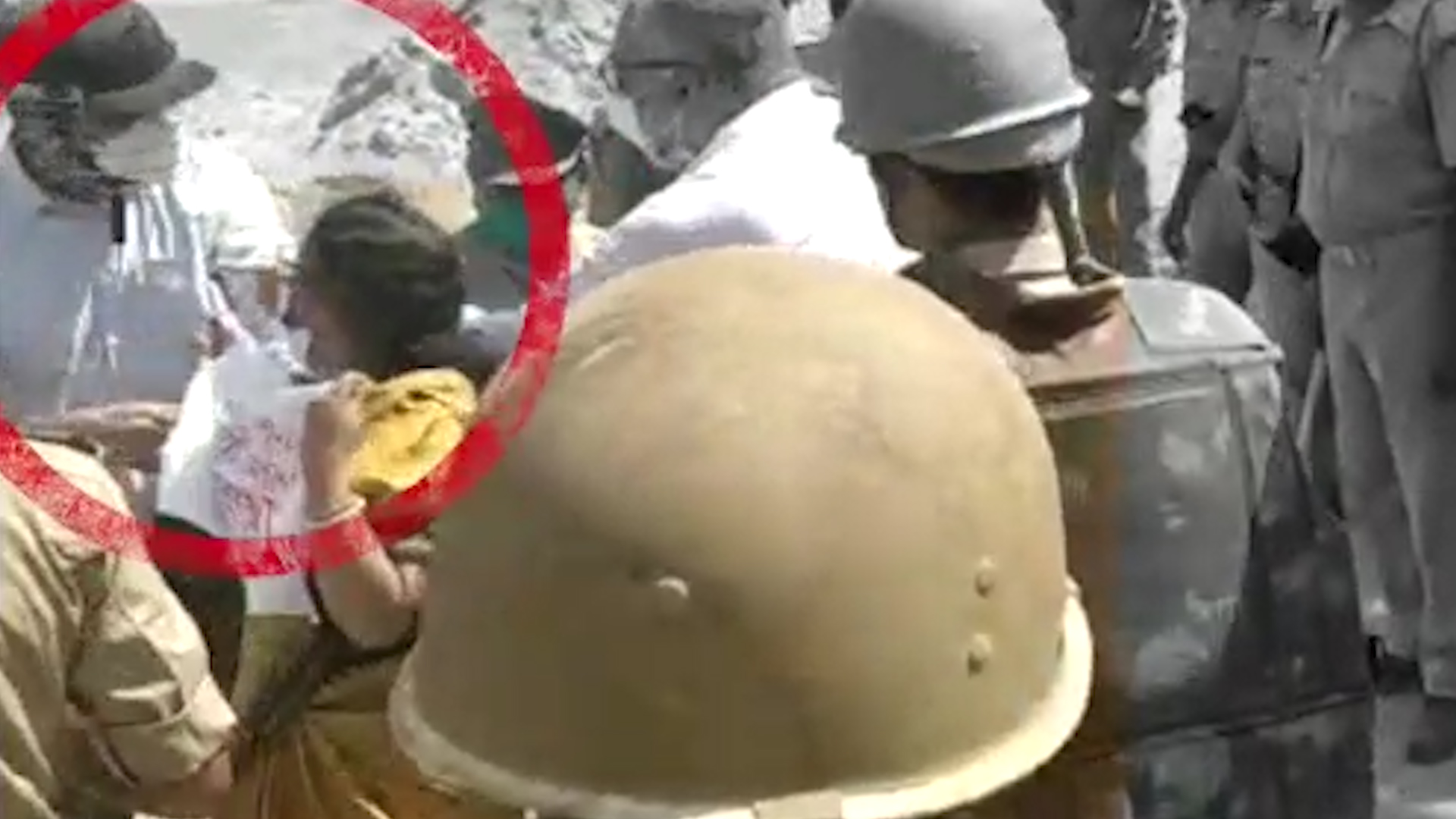 যোগীর পুলিশের হাতেও অসুরক্ষিত মহিলারা