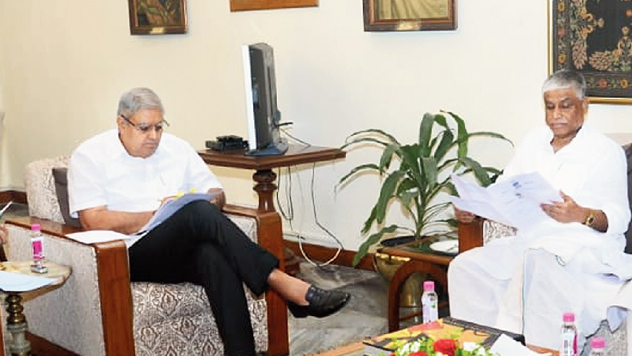 রাজ্য কংগ্রেসের সঙ্গে বিজেপির গোপন আঁতাত? কেন ধনখড়ের সঙ্গে বৈঠক মান্নানের?