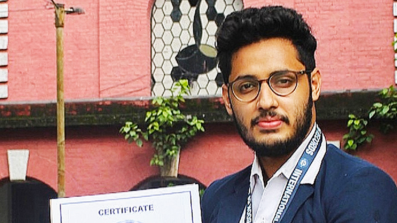 এক মিনিটে ২৯ অভিনেতার গলা নকল করে রেকর্ড গড়লেন এক বাঙালি