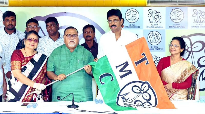 পদ্ম শিবিরে জোর ধাক্কা, তৃণমূলে যোগ দিলেন বাগদার এই বিধায়ক