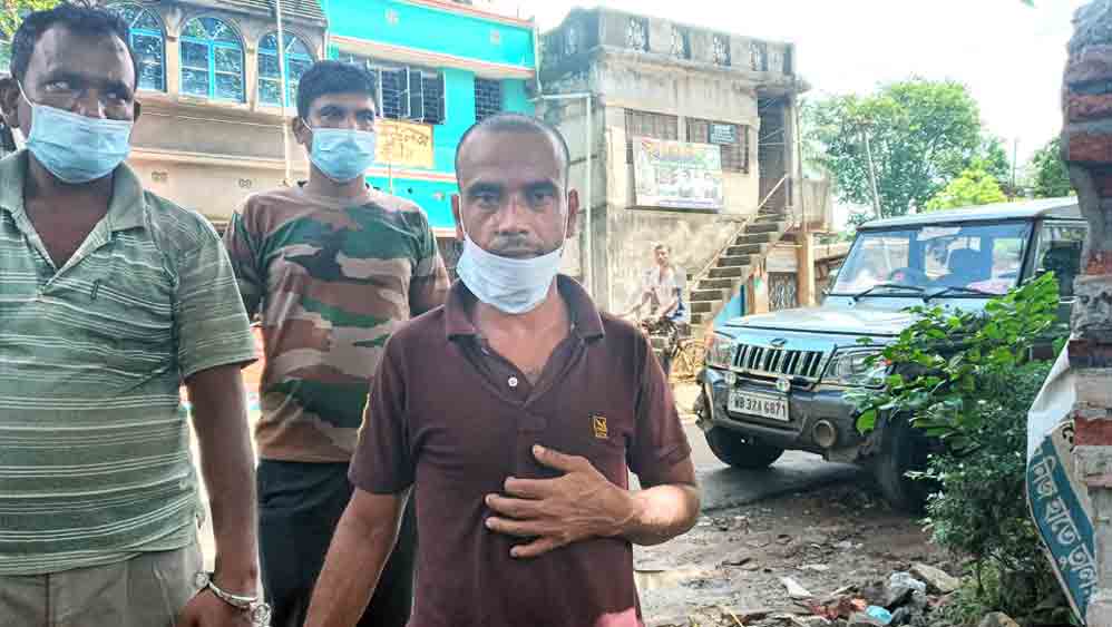 বিজেপি কর্মীর কাছে আগ্নেয়াস্ত্র–ওসির নেমপ্লেট–ব্যাজ, গ্রেফতার করে উদ্ধার পুলিশের