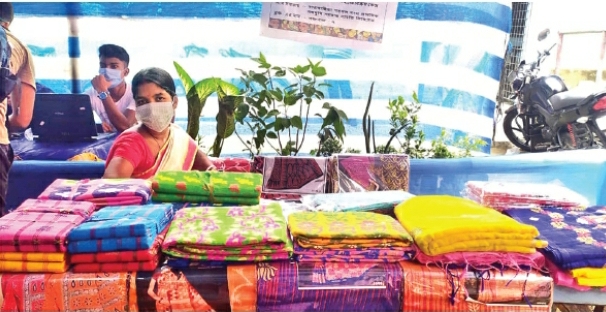 খাবার ও বহুবিধ পণ্য বিক্রি করে লক্ষ্মীলাভ মহিলা পরিচালিত স্বনির্ভর গোষ্ঠীগুলির