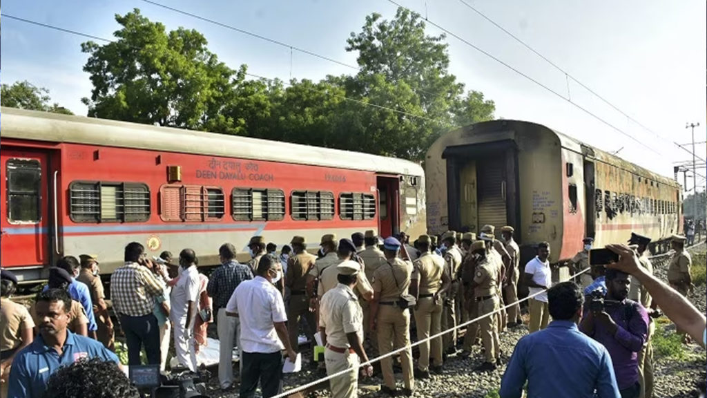 গৌরব ট্যুরিস্ট এক্সপ্রেসে ভয়াবহ আগুন, মৃত্যু ৯ জনের