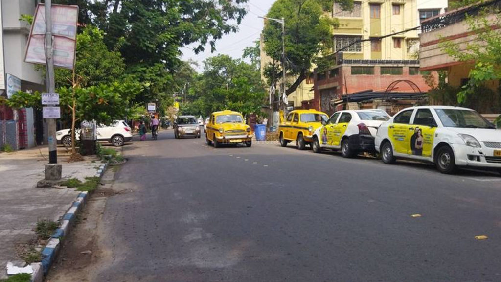 মনোহরপুকুর রোড কার জন্য পূর্ণদাস রোড হল?