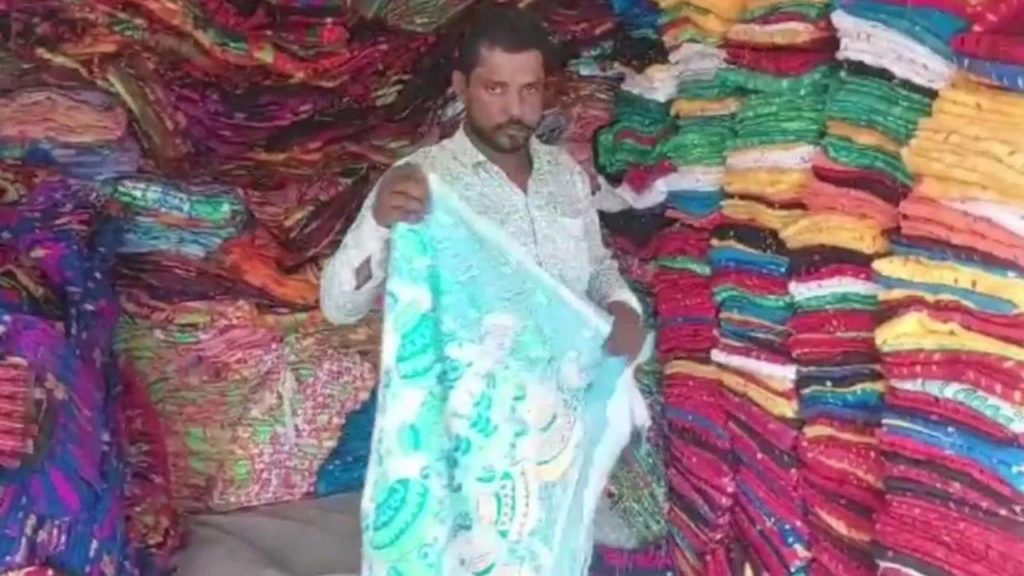 সুরাটের সস্তার শাড়ি ছেয়ে গেছে বাজার, কদর কমছে বাংলার তাঁতিদের