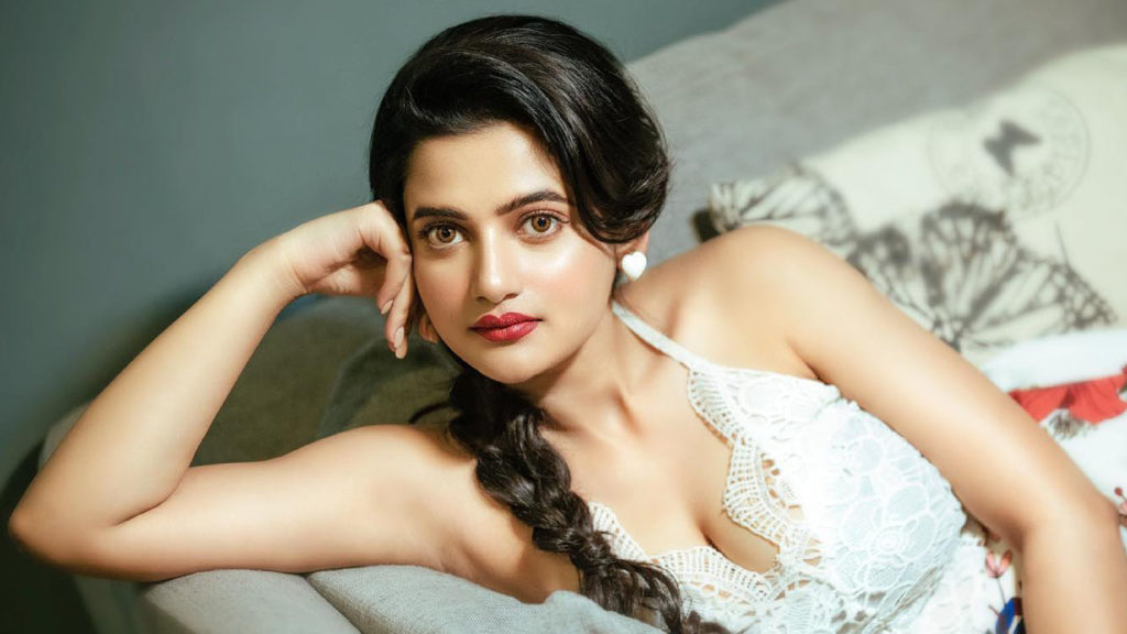 হট অ্যন্ড বোল্ড লুকে সমাজ মাধ্যমে আগুন ঝরালেন উষসী রায়, দেখুন ছবি