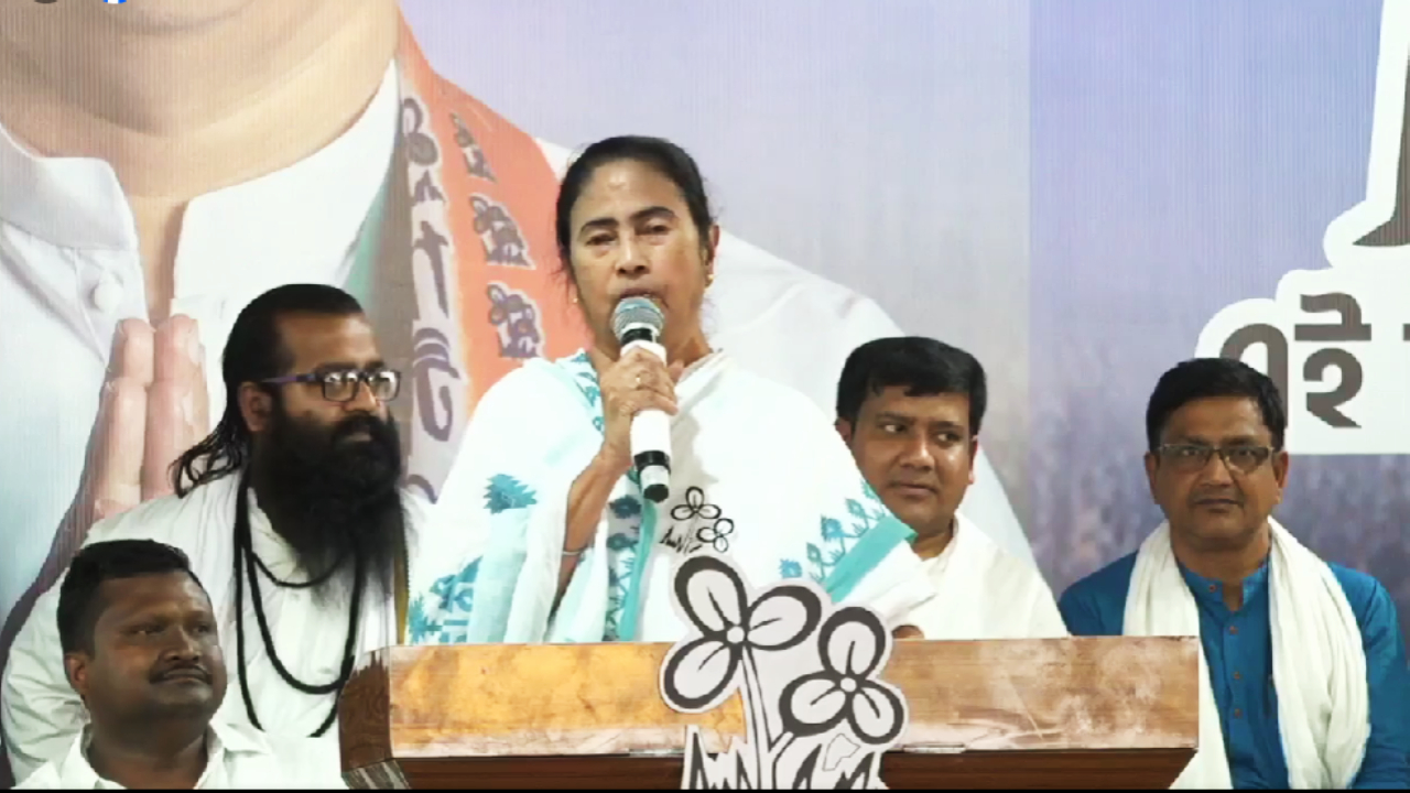 গনিখানের গড়ে দাঁড়িয়ে কংগ্রেস-বিজেপি-সিপিএমকে এক বন্ধনীতে রেখে সুর চড়ালেন মমতা
