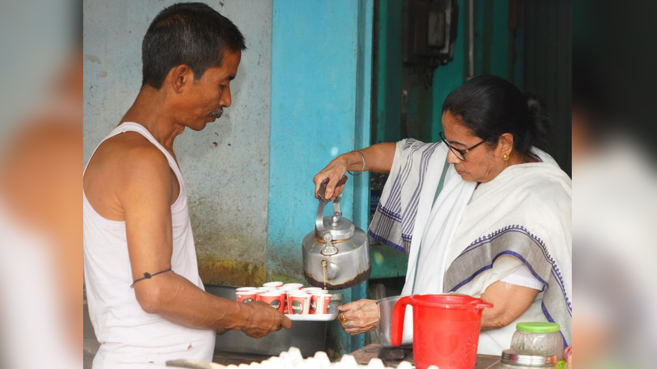 চালসায় চা বানিয়ে জনসংযোগ মমতার, দেখুন সেই ভিডিও