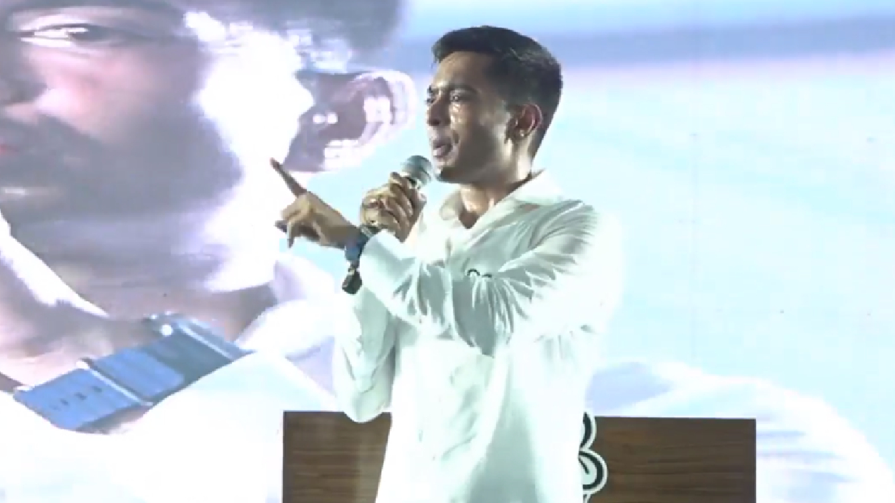 সাতগাছিয়ায় ‘পরিবারের’ সঙ্গে দেখা করতে এলেন অভিষেক