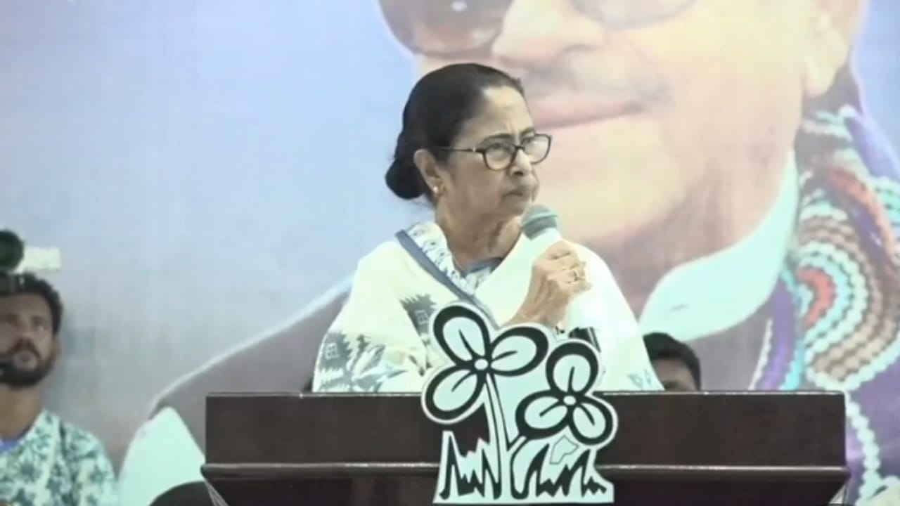 বোমা মেরে, চাকরি খেয়ে ভোটে জিততে পারবেন না – কুলটি থেকে BJP-কে চ্যালেঞ্জ মমতার