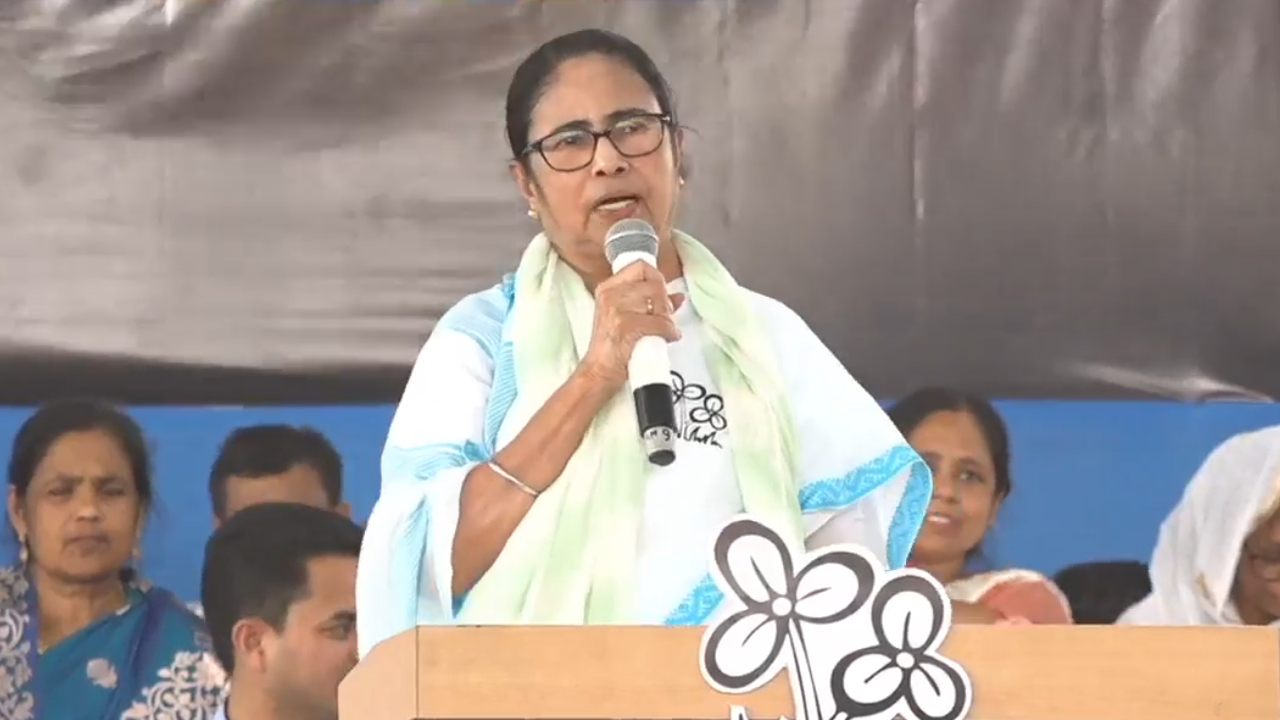 তৃণমূল নেতা-কর্মী খুনে কেন NIA, CBI নয়? মোদীকে বিঁধে জঙ্গিপুরে হুঙ্কার মমতার