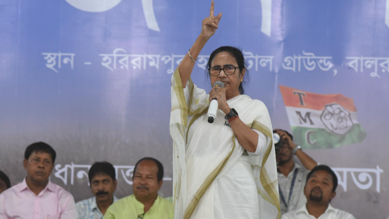 গণতন্ত্রের সবচেয়ে বড় জায়গা এখন জেল! বালুরঘাটের জনসভা থেকে মোদী-শাহদের আক্রমণ মমতার