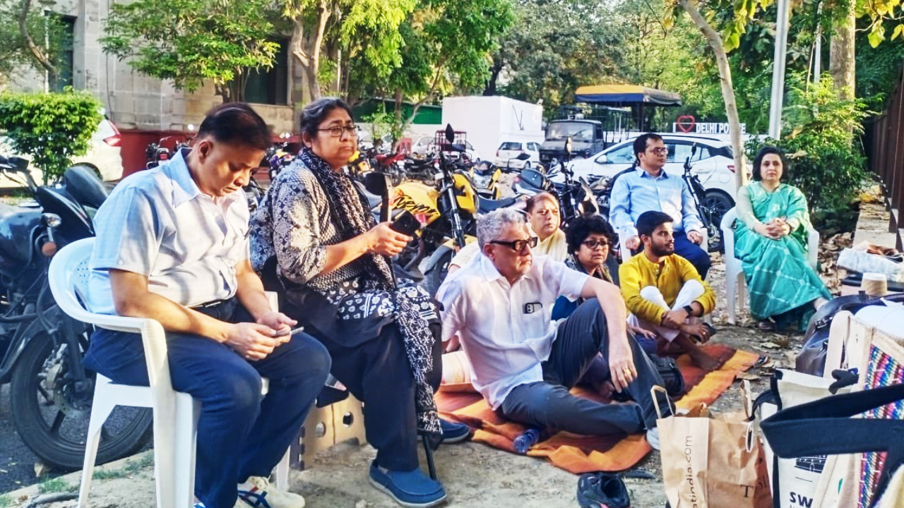 দিল্লির মন্দির মার্গ থানার সামনে চলেছে তৃণমূলের ২৪ ঘন্টার ধর্না