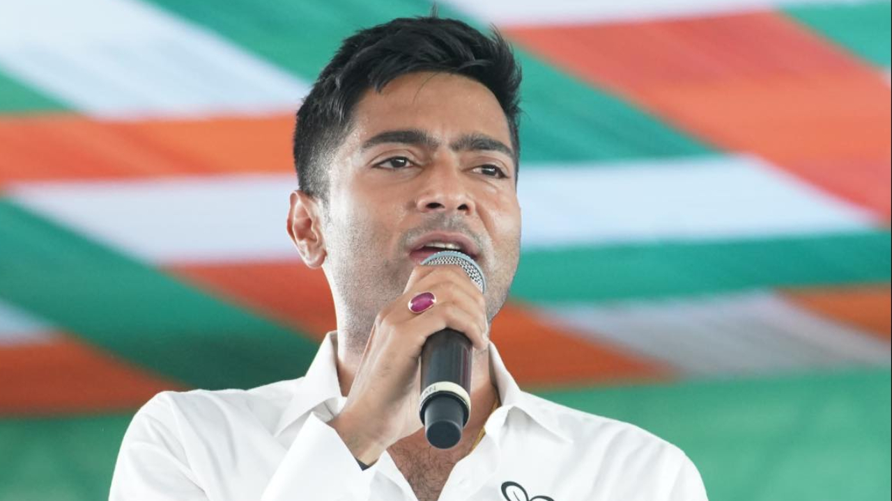 গরিব মানুষের বাড়ির টাকা বন্ধ অথচ BJP-র মদের বাজেট ৪০ কোটি! – জয়নগরে তোপ অভিষেকের