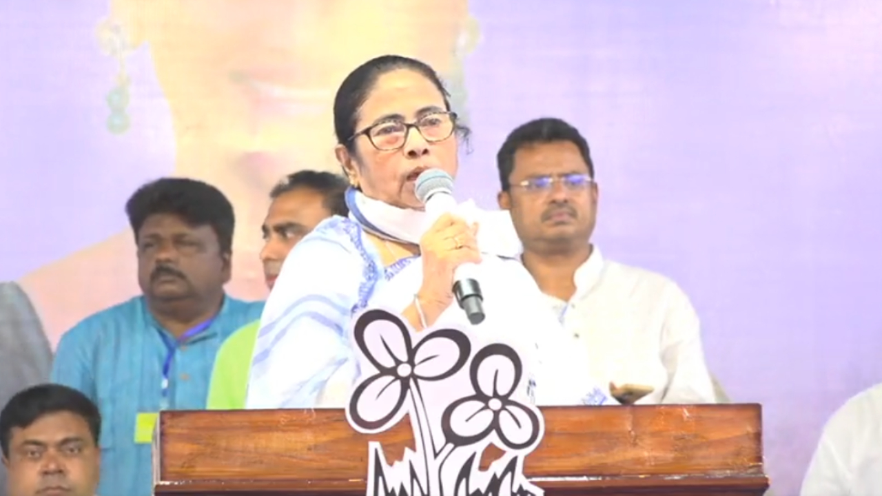 রাজ্যপাল ডাকলে আর যাব না, আপনি ইস্তফাটা কবে দেবেন? সপ্তগ্রামে আনন্দ বোসকে আক্রমণ মমতার