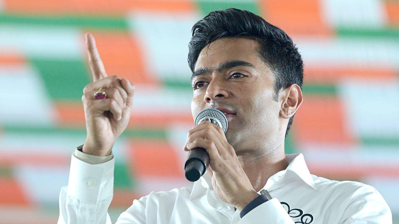 কালীপদকে EVM-র দু’নম্বর বোতাম টিপে দু’নম্বরি নেতাদের কষে থাপ্পড়ের নিদান অভিষেকের