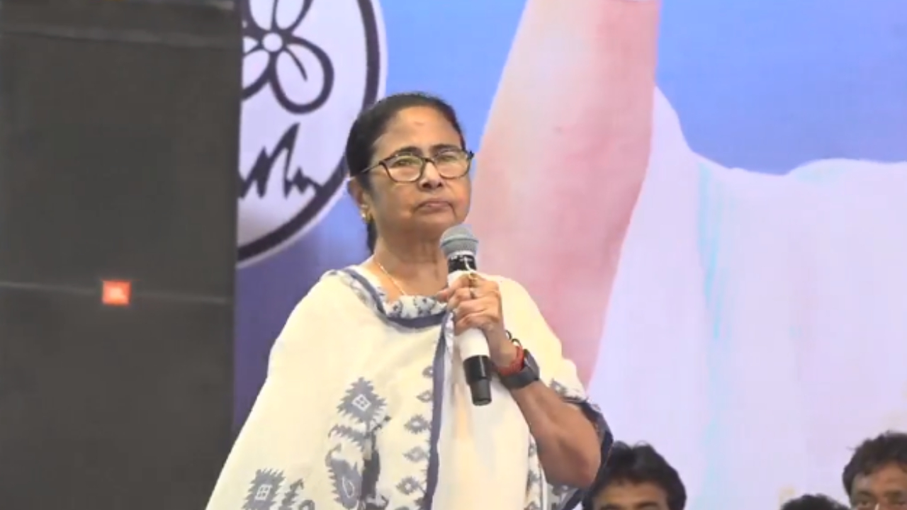 কংগ্রেস-সিপিএমের মহাঘোঁট! দিল্লিতে আমরা ‘ইন্ডিয়া’র সঙ্গে আছি, ইসবার সরকার আমরা গড়ব – দাবি মমতার