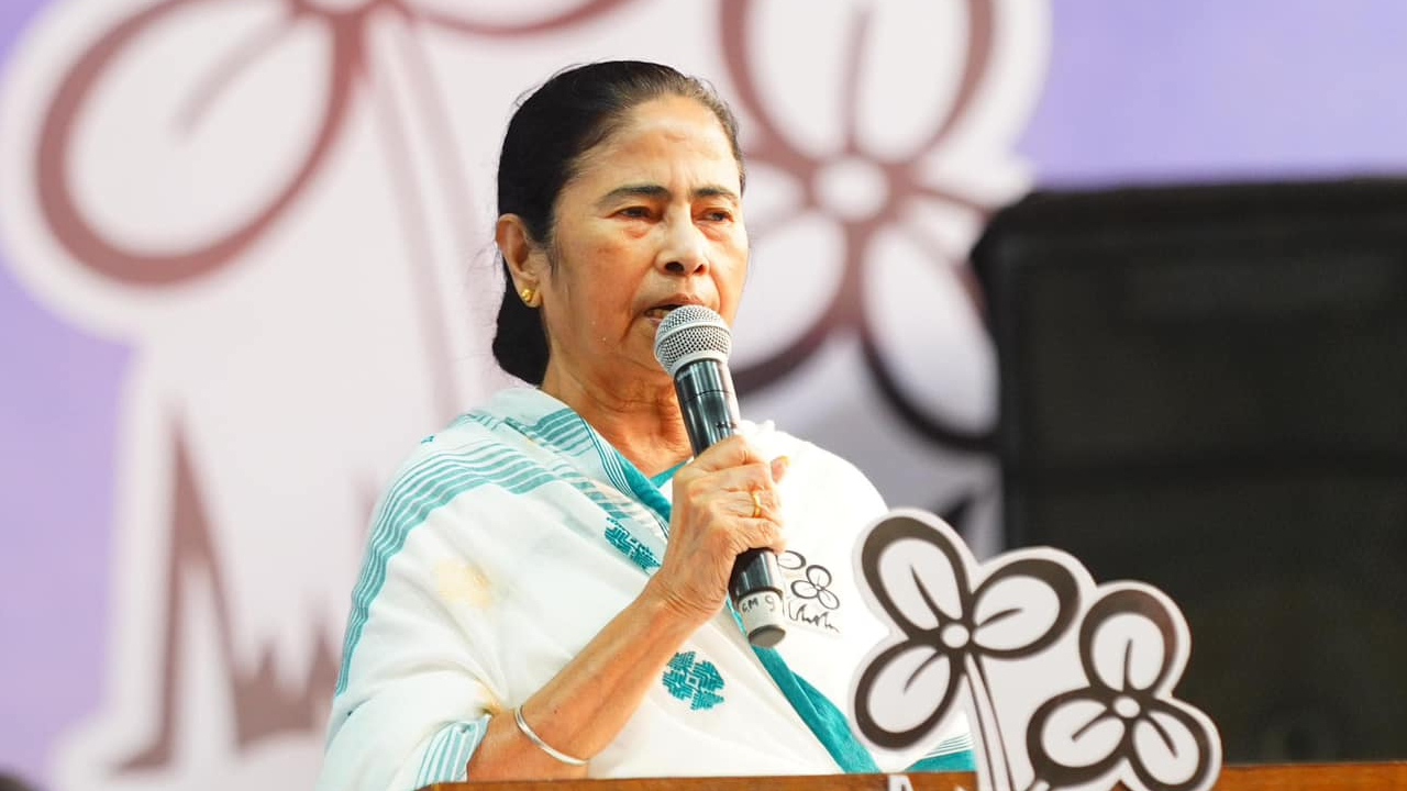 “সন্দেশখালি নিয়ে কথা বলেন, কর্মীর সঙ্গে কেন এমন করলেন?” নির্বাচনী প্রচারের মঞ্চ থেকে রাজ্যপালকে আক্রমণ মমতার