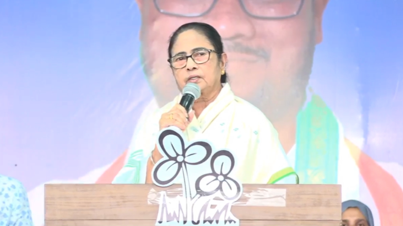 রাতে গণনাকেন্দ্রে ঢুকে মেশিন বদলে দিচ্ছে BJP! ভূতুড়ে Turn out বৃদ্ধিতে সন্দেহ মমতার