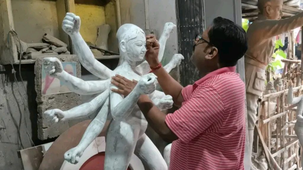 কুমোরটুলিতে দুর্গা পুজোর ব্যস্ততা শুরু
