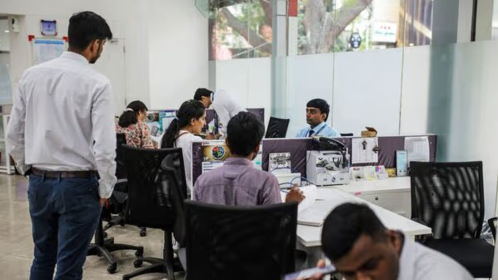 রাষ্ট্রায়ত্ত ব্যাঙ্কগুলিতে হ্রাস পেয়েছে বিপুল সংখ্যক স্থায়ী কর্মী, প্রশ্নের মুখে ব্যাঙ্কিং পরিষেবা