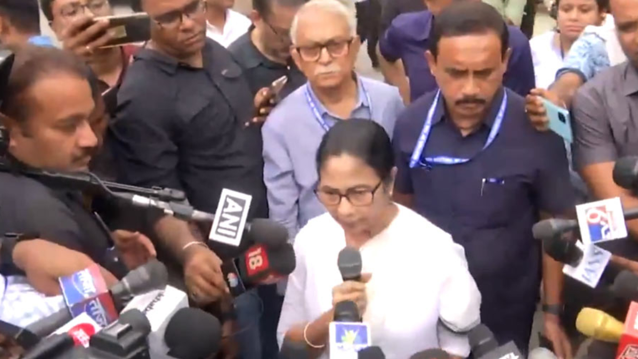 নীতি আয়োগের বৈঠক বয়কট করে বেরিয়ে এসে সাংবাদিকদের যা বললেন মুখ্যমন্ত্রী