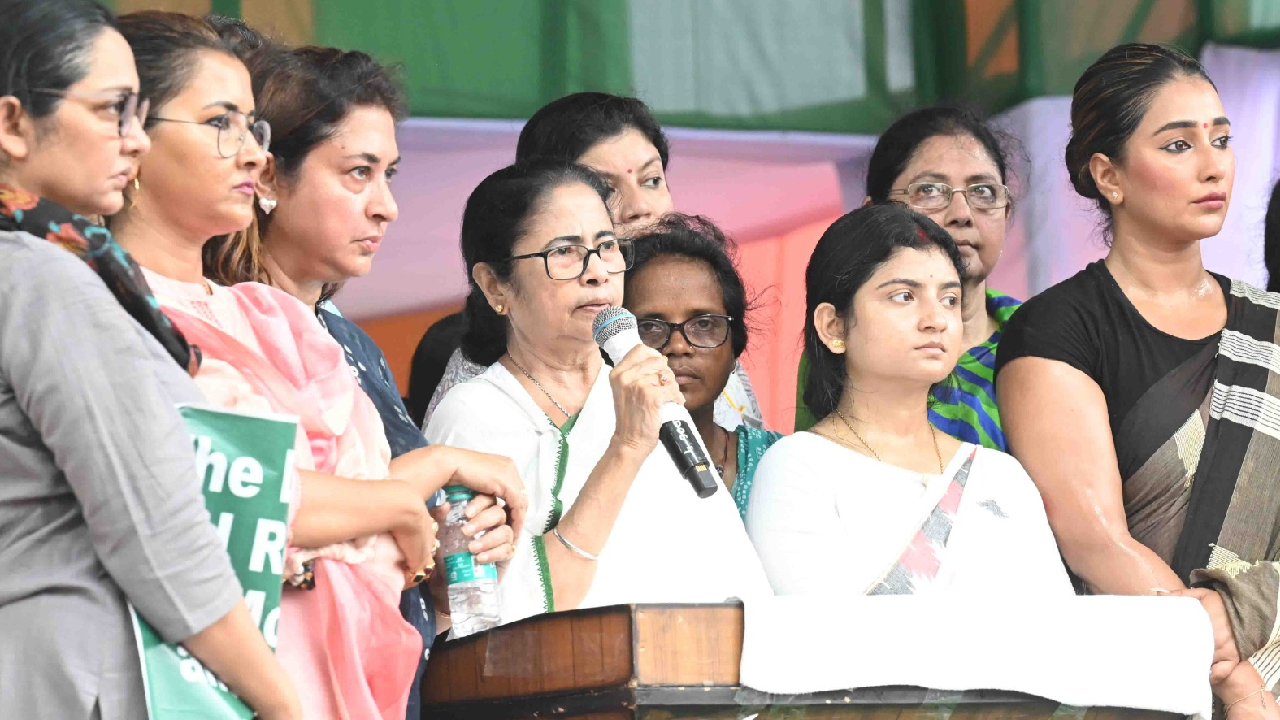 RG Kar: রবিবারের মধ্যে কিনারা করতে CBI-কে ডেডলাইন বেঁধে দিলেন মমতা