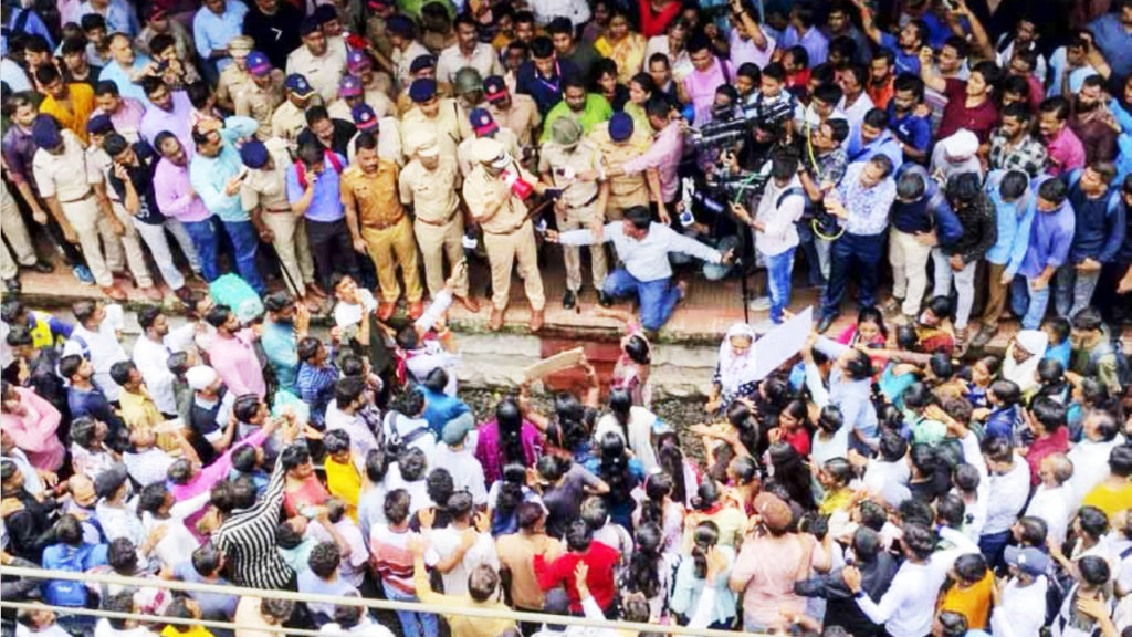 দুই শিশুকে স্কুলেই নিগ্রহ, প্রতিবাদে উত্তাল BJP জোট সরকারের মহারাষ্ট্র, বন্ধ ইন্টারনেট