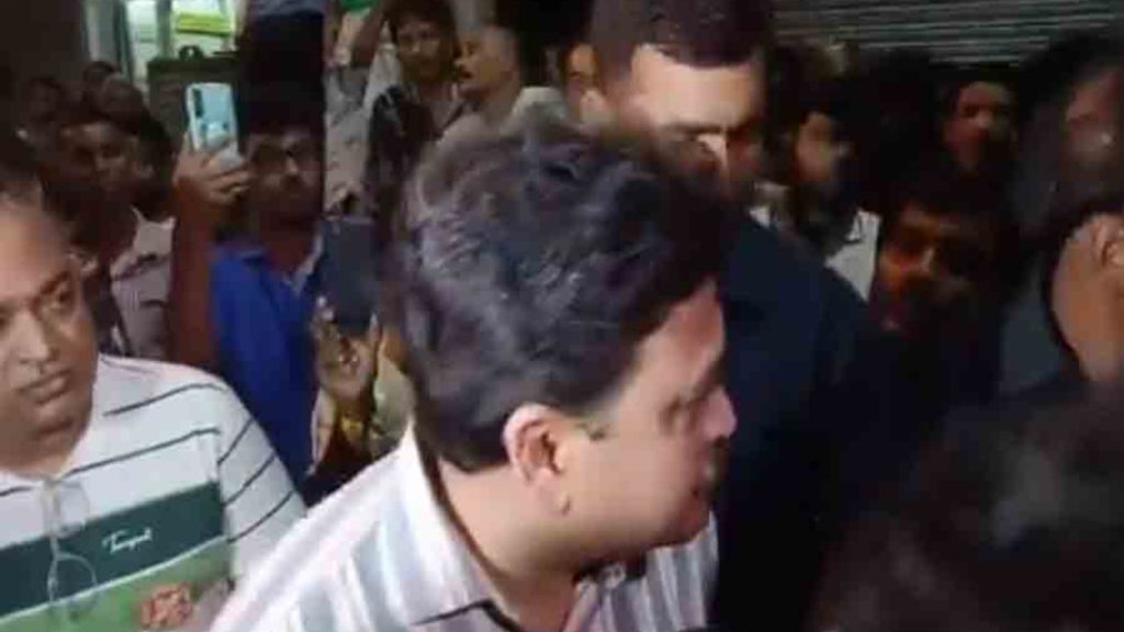 ডাক্তারদের আন্দোলনের দখল নিতে গিয়ে ‘গো-ব্যাক’ স্লোগান শুনলেন BJP সাংসদ অভিজিৎ, দেখুন ভিডিও