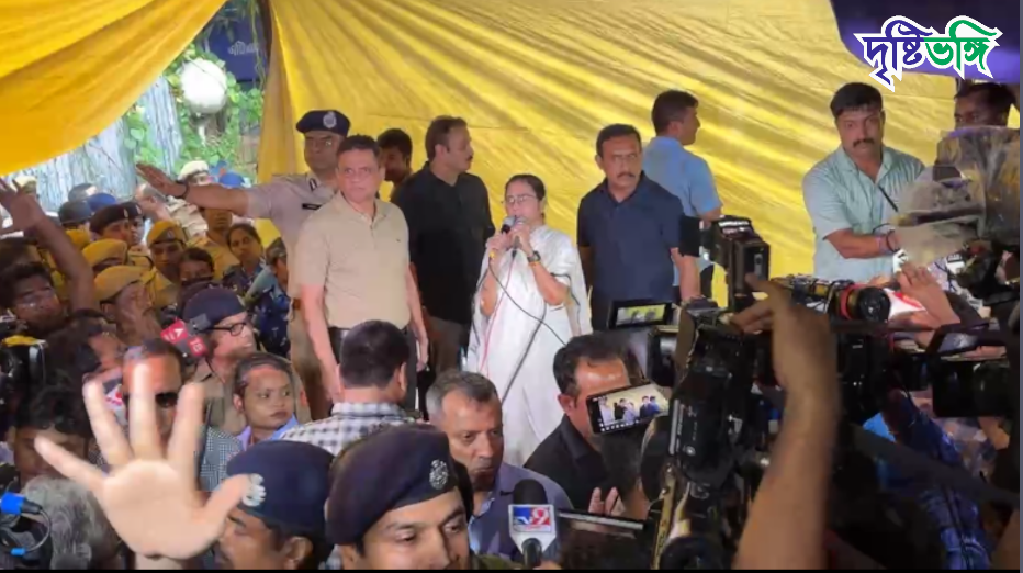 স্বাস্থ্য ভবনের সামনে জুনিয়র ডাক্তারদের মঞ্চে পৌঁছে গেলেন মুখ্যমন্ত্রী- বার্তা দিলেন ‘বড় দিদি’ হিসেবে