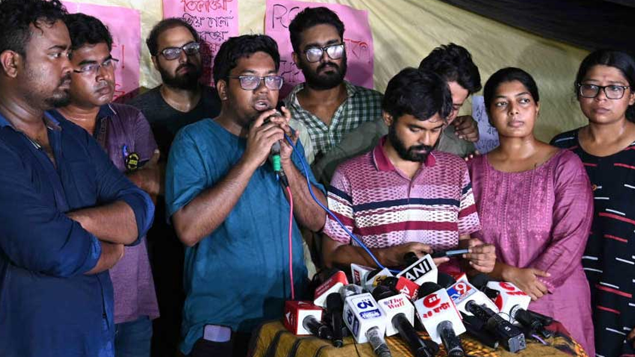 উঠল জুনিয়র চিকিৎসকদের কর্মবিরতি, কীভাবে হল যবনিকা পতন? দেখুন ভিডিও