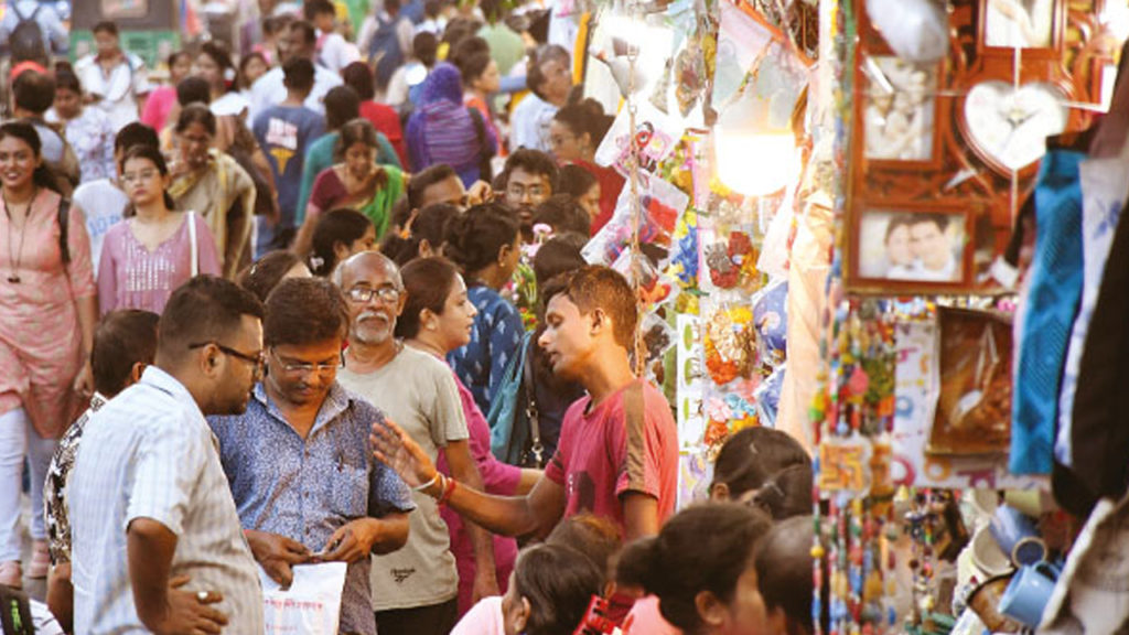 রবিবার উপচে পড়ল ভিড়, উত্তর থেকে দক্ষিণ শহরজুড়ে পুজোর শপিং