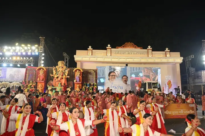 মানুষের স্বতঃস্ফূর্ত অংশগ্রহণে সুপার হিট দুর্গাপুজোর কার্নিভাল, দেখুন ভিডিও