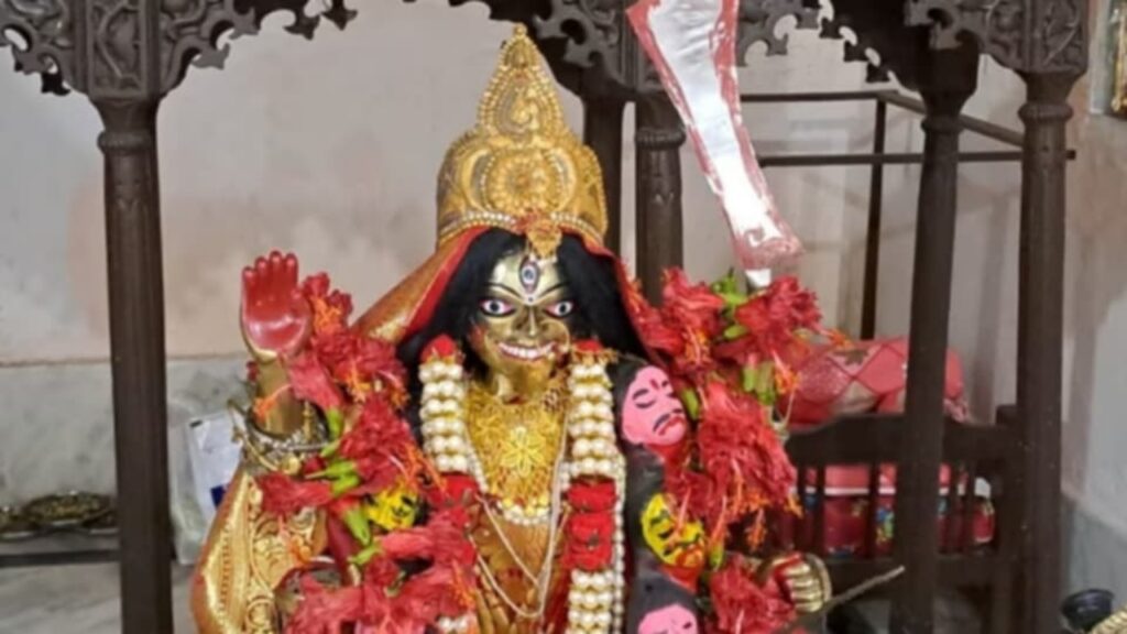 শেকলে বাঁধা মা! বহু গল্পগাঁথার সাক্ষী বৈকুণ্ঠপুর রাজবাড়ির কালীপুজো