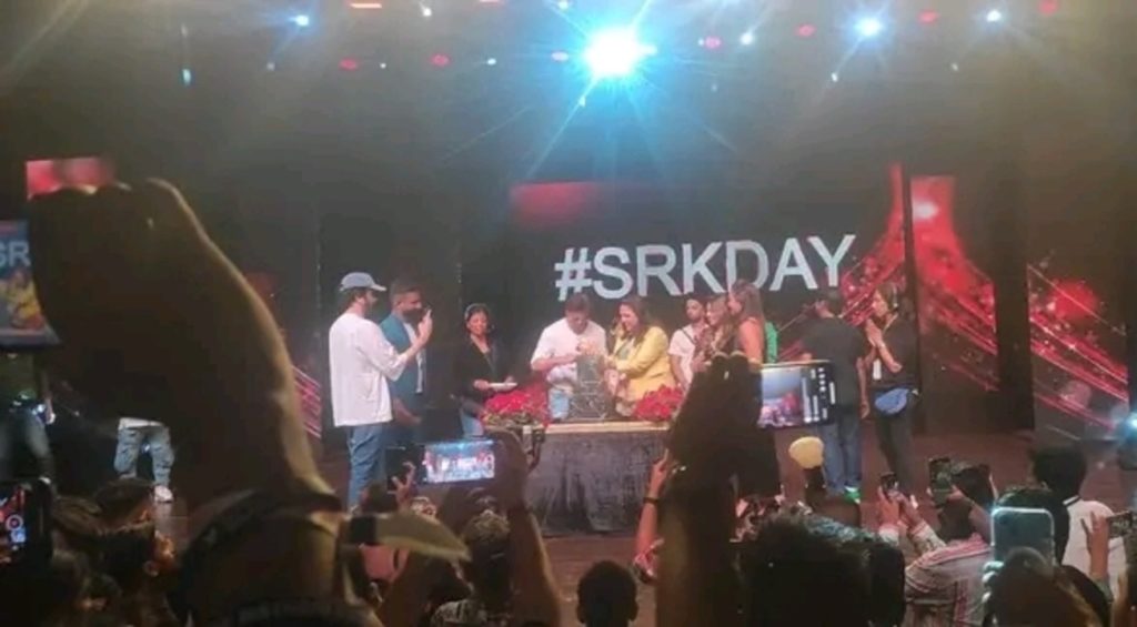 রাত পোহালেই বাদশার জন্মদিন, ভিড় জমতে শুরু করেছে মন্নতের সামনে